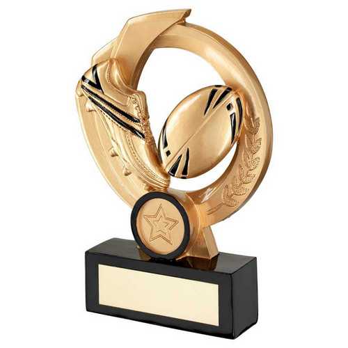 GOLD/BLACK RUGBY BALL AND BOOT ON ROUND WREATH WITH PLATE (1in CENTRE)