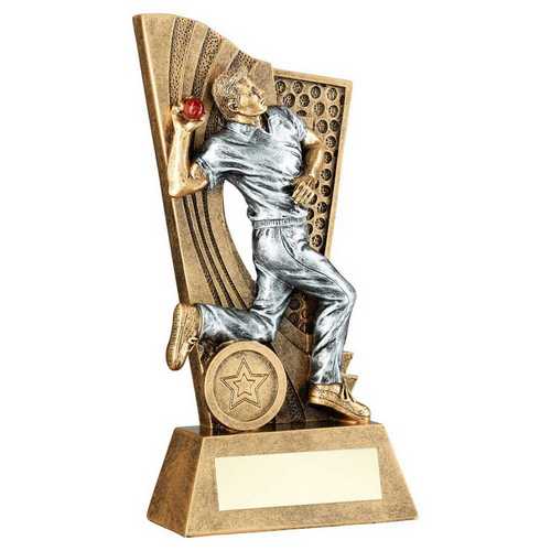 BRZ/PEW/RED MALE CRICKET BOWLER ON BACKDROP WITH PLATE (1in CENTRE)